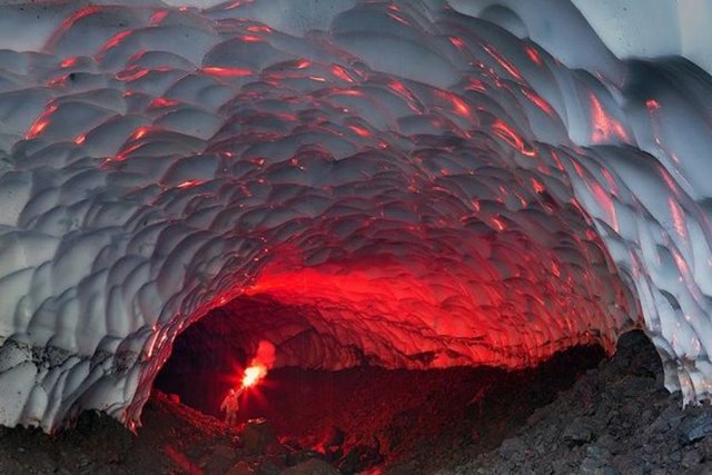 DÜNYANIN EN GÖRKEMLİ 15 MAĞARASI(Mutnovsky Volkanı yakınındaki Buz Mağarası, Rusya)